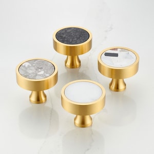 Gold Schubladenknäufe mit Terrazzo Einsatz. Schrankknäufe, Schrankknöpfe, Schrankknäufe, Küchenknäufe, Knäufe. Messing