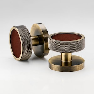 Antyczne mosiężne gałki do drzwi z intarsją skórzaną | Wykończenie radełkowane, para