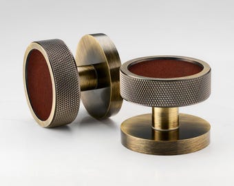 Antyczne mosiężne gałki do drzwi z intarsją skórzaną | Wykończenie radełkowane, para