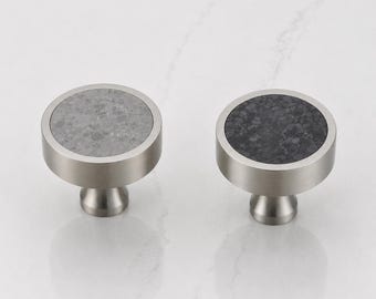 Pomelli per cassetti in ottone massiccio color argento con inserto in terrazzo. Pomelli per armadi, ante di credenze, guardaroba, porte della cucina, cassettiere.