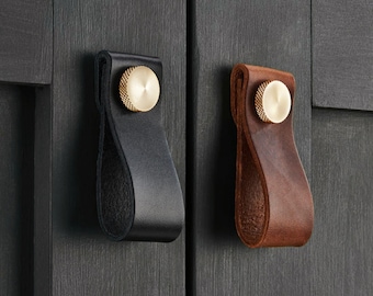Tirador de cuero para armario con remache de latón. Disponible en cuero negro, marrón y azul.