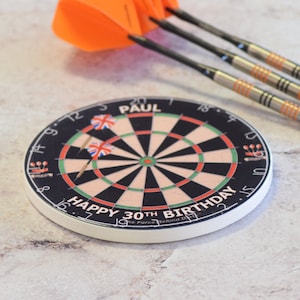 Gepersonaliseerde dartbordonderzetter met naam en bericht. Keramische dartsonderzetter met kurk / Verjaardags- / Vaderdagcadeau | Gemaakt in het Verenigd Koninkrijk | Geschenkdoos