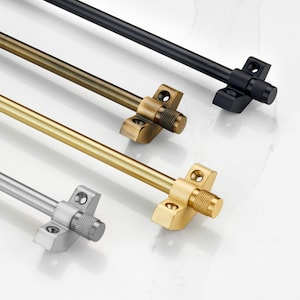 Messing Treppenstangen für Teppichläufer mit gekordelte Endkappen. Erhältlich in Antik Gold, Silber, Schwarz, Bronze und Gold.