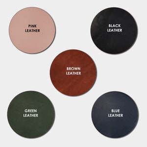 以下が含まれることがあります： ピンク、黒、茶色、緑、青の5つの丸い革見本。各見本には、色の名前と「レザー」が白で印刷されています。