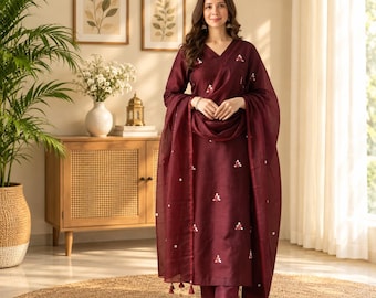 Completo kurta in cotone e seta color bordeaux ricamato / Motivo floreale, scollo a V, dupatta con nappe