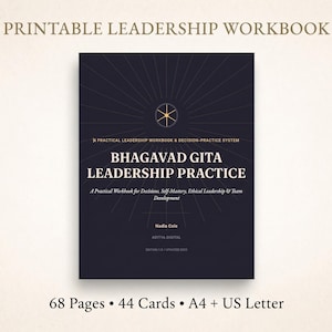 Pode incluir: Um caderno de exercícios de liderança imprimível em azul marinho escuro intitulado Bhagavad Gita Leadership Practice por Nadia Cole. A capa apresenta um ícone de estrela central, texto branco e linhas radiantes. 68 páginas, 44 cartões, A4.