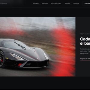 Puede incluir: Una interfaz de sitio web para Vértice Motor con un coche deportivo negro en movimiento sobre una carretera borrosa. El texto dice Vértice Motor, Solicitar presupuesto, WEB DEMO y Cada milésima empieza en el banco de trabajo con detalles.