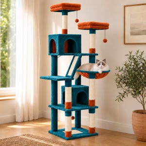 Puede incluir: Un árbol para gatos alto con plataformas de felpa color verde azulado y dos cubículos cerrados, acentuado con perchas cuadradas y secciones de base en color naranja. Incluye postes rascadores de sisal beige, una escalera y juguetes colgantes.