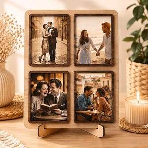 Puede incluir: Un marco de fotos cuadrado de madera con cuatro aberturas rectangulares distintas, cada una con una fotografía diferente de una pareja. El marco se apoya en una base de madera desmontable y presenta un acabado de madera clara con bordes marrones oscuros.