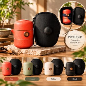 Puede incluir: Un juego de té portátil con tetera y taza de cerámica apilables con un pomo de madera, acompañado de un estuche protector negro con cremallera. Disponible en rojo, verde, blanco y negro, con el estuche abierto mostrado en un recuadro.