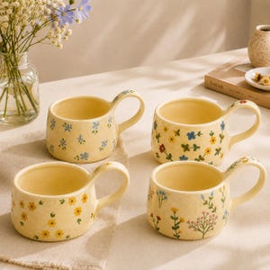 Handgemaakte keramische mok met bloemenmotief, handgemaakte koffiekop met wilde bloemenprint, Wabi Sabi aardewerk