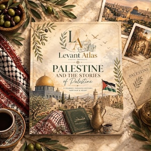 Op de afbeelding: Een boek getiteld Levant Atlas: Palestine and the Stories of Palestine met op de kaft een illustratie van de Rotskoepel, een Palestijnse vlag, een klein groen boek met Arabische tekst, een metalen koffiepot en olijftakken.