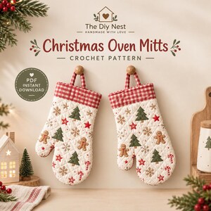 Könnte beinhalten: Ein Paar gesteppte Ofenhandschuhe mit weißem Hintergrund, bedruckt mit grünen Weihnachtsbäumen, braunen Lebkuchenmännern, roten Sternen und Schneeflocken. Die Manschetten haben ein rot-weißes Vichy-Karo-Muster. Text: The Diy Nest Christmas Oven Mitts Crochet Pattern PDF Instant Download.