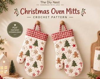 Könnte beinhalten: Ein Paar gesteppte Ofenhandschuhe mit weißem Hintergrund, bedruckt mit grünen Weihnachtsbäumen, braunen Lebkuchenmännern, roten Sternen und Schneeflocken. Die Manschetten haben ein rot-weißes Vichy-Karo-Muster. Text: The Diy Nest Christmas Oven Mitts Crochet Pattern PDF Instant Download.