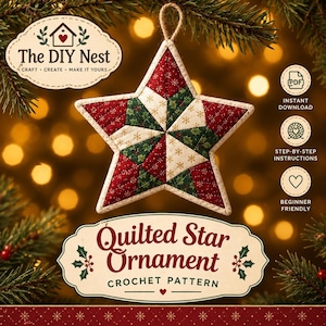 Puede incluir: Un adorno acolchado en forma de estrella con un diseño de patchwork en tela roja, verde oscuro y crema con patrones de copos de nieve dorados. El adorno tiene un lazo de yute para colgar y muestra el texto The DIY Nest y Quilted Star Ornament Crochet Pattern.