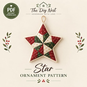 Puede incluir: Un adorno de estrella acolchado con un diseño de patchwork en tela roja, verde oscuro y crema con patrones de copos de nieve dorados. El texto dice The Diy Nest, Star y ORNAMENT PATTERN, con ilustraciones de acebo a los lados.