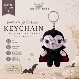 Puede incluir: Un patrón de ganchillo para llavero de vampiro con el texto DIGITAL PATTERN, THE DIY NEST, VAMPIRE KEYCHAIN CROCHET PATTERN, PDF PATTERN, BEGINNER FRIENDLY, STEP-BY-STEP INSTRUCTIONS, INSTANT DOWNLOAD y CUTE. SPOOKY. HANDMADE BY YOU.