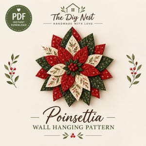Könnte beinhalten: Ein Poinsettia Wandbehang-Schnittmuster von The Diy Nest mit einer gesteppten Stoffblume aus geschichteten roten, cremefarbenen und grünen Blättern. Das Design enthält kleine Blumen- und Beerenmuster sowie eine zentrale Ansammlung roter Beeren.