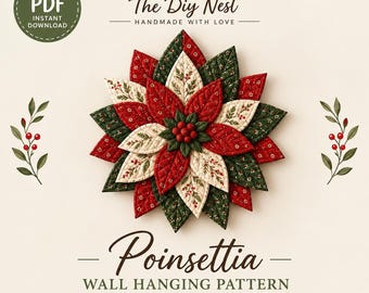 Könnte beinhalten: Ein Poinsettia Wandbehang-Schnittmuster von The Diy Nest mit einer gesteppten Stoffblume aus geschichteten roten, cremefarbenen und grünen Blättern. Das Design enthält kleine Blumen- und Beerenmuster sowie eine zentrale Ansammlung roter Beeren.
