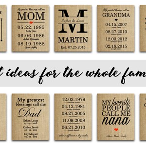 Puede incluir: Una colecci&oacute;n de ocho impresiones de arpillera personalizadas con varios t&iacute;tulos familiares, como "Mam&aacute;", "Pap&aacute;", "Abuela" y "Abuelo". Cada impresi&oacute;n presenta un t&iacute;tulo, fechas y nombres. Las impresiones son una gran idea de regalo para toda la familia.