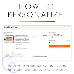 Puede incluir: Una captura de pantalla de una p&aacute;gina de pago de Etsy que muestra un regalo familiar personalizado para la larga distancia, una impresi&oacute;n de arpillera con un mapa y las palabras "Mandy's Love". El texto "C&oacute;mo personalizar: Ingrese su informaci&oacute;n de personalizaci&oacute;n en la secci&oacute;n "Nota" durante el pago" se muestra debajo de la p&aacute;gina de pago.