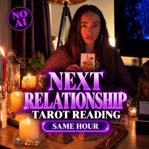 Puede incluir: Un anuncio de servicio de lectura de tarot con el texto NEXT RELATIONSHIP TAROT READING SAME HOUR. La imagen muestra a una persona sosteniendo una carta de tarot, rodeada de velas encendidas, incienso y una pequeña estatua en un entorno tenue.