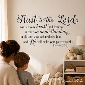 Puede incluir: Un adhesivo de pared negro con el versículo bíblico Proverbios 3:5-6, que dice: Trust in the Lord with all your heart and lean not on your own understanding, in all your ways acknowledge him, and He will make your paths straight.