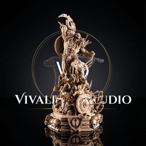 Puede incluir: Una figura de resina de color beige de un guerrero musculoso sobre una base decorada con calaveras y un escudo. El personaje sostiene un arma en alto y lleva armadura. El texto VIVALDI STUDIO está impreso en blanco en la parte inferior.