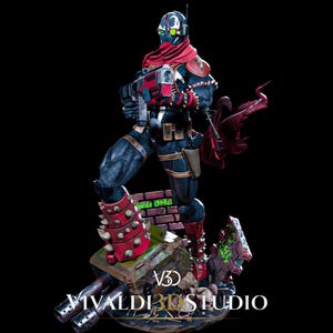 Peut inclure: Une figurine de collection d&eacute;taill&eacute;e repr&eacute;sentant un personnage masqu&eacute; portant une &eacute;charpe rouge, une armure noire &agrave; pointes et tenant une grande arme &agrave; feu. La figurine repose sur un socle avec un mur de briques, des d&eacute;bris et le texte VIVALDI 3D STUDIO.