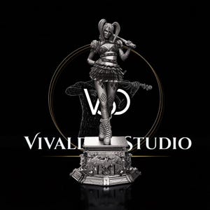 Può includere: Una statuetta monocromatica di un personaggio con codini, che indossa un top a corsetto, una gonna a balze e stivali stringati, tenendo una mazza da baseball sulla spalla. La figura poggia su una base decorata con il testo VIVALDI STUDIO.