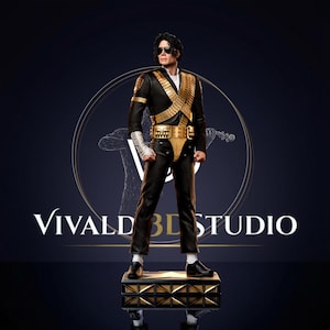 Puede incluir: Una figura de pie con cabello oscuro y gafas de sol, que viste una chaqueta negra con correas doradas cruzadas, camisa blanca, pantalones negros, calcetines blancos y zapatos negros sobre una base con el texto Vivald 3D Studio en color dorado.