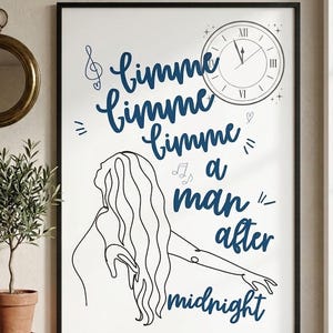 Op de afbeelding: Een ingelijste kunstdruk met een zwarte lijntekening van een persoon met lang haar die de arm uitstrekt. De tekst "Gimme Gimme Gimme a man after midnight" staat in donkerblauw schrift. Een klok die bijna middernacht aangeeft staat rechtsboven.