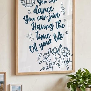 Könnte beinhalten: Ein rechteckiger Wandkunstdruck in einem hellen Holzrahmen mit dunkelblauem Text, der You can dance You can jive Having the time of your life lautet. Das Design enthält eine Discokugel, Musiknoten und drei tanzende Figuren als Strichzeichnung.