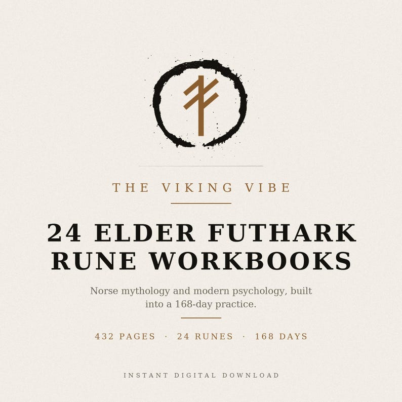 以下が含まれることがあります： 24 ELDER FUTHARK RUNE WORKBOOKSというタイトルのデジタルワークブックの表紙。黒い円形のブラシストロークの中に茶色のルーン文字が描かれています。テキストには、THE VIKING VIBE、北欧神話と現代心理学、432 PAGES、24 RUNES、168 DAYS、INSTANT DIGITAL DOWNLOADが含まれています。