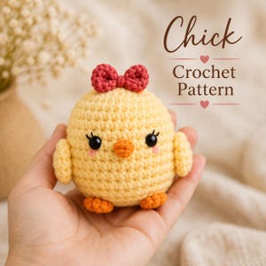 Puede incluir: Un pequeño pollito de ganchillo amarillo y redondo con un lazo rojo en la cabeza, ojos de seguridad negros con pestañas, un pequeño pico naranja y patas naranjas. El texto "Chick Crochet Pattern" aparece en letras marrones.