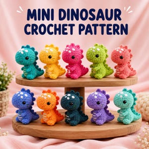 Könnte beinhalten: Zehn kleine gehäkelte Dinosaurier in verschiedenen Farben wie Türkis, Gelb, Pink, Grün, Koralle, Blau, Orange, Dunkelblau, Lila und Mint. Der Text "MINI DINOSAUR CROCHET PATTERN" steht über den Figuren auf einem zweistufigen Holzständer.