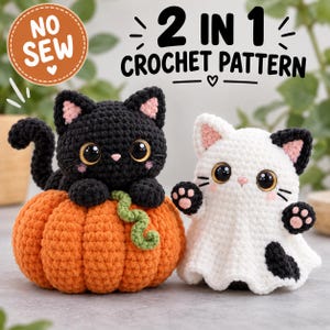 Op de afbeelding: Een 2-in-1 haakpatroon met een zwarte kat op een oranje pompoen en een witte kat verkleed als spook. De tekst NO SEW en 2 IN 1 CROCHET PATTERN is zichtbaar. Beide katten hebben grote zwarte ogen, roze oren en roze wangen.