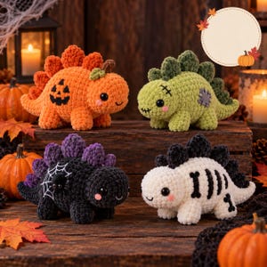 Puede incluir: Cuatro dinosaurios de peluche tejidos a ganchillo con temática de Halloween. Uno es naranja con cara de calabaza, uno es verde con costuras, uno es negro con una telaraña blanca y uno es blanco con un patrón de huesos de esqueleto negro.