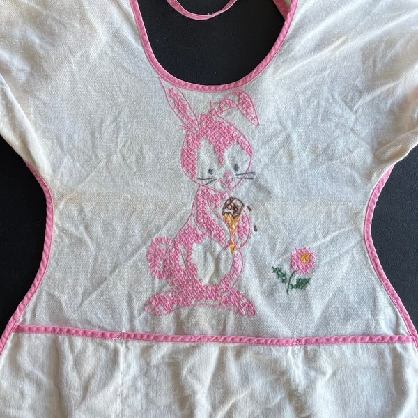 Vintage 1950's Cross Stitched Pink Bunny avec Ice Cream Cone Baby ou Toddler Bib ~ Easter Spring Baby Girl