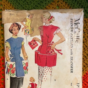 Puede incluir: Patrón de costura vintage de McCall's para un delantal azul y rojo con un diseño de tres en raya. El patrón está impreso en papel e incluye una transferencia. El número del patrón es 1713 y la talla es mediana (14-16).