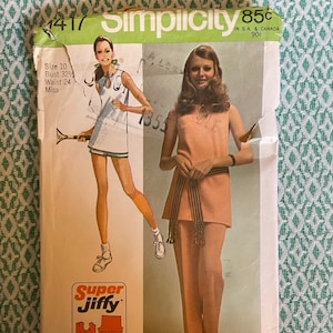 Könnte beinhalten: Vintage Simplicity Schnittmuster Nummer 1417 für ein Kleid und eine Hose. Das Schnittmuster ist für Größe 10, Brustumfang 82,5 cm, Taillenumfang 61 cm. Das Schnittmuster ist für eine junge Frau. Das Schnittmuster ist mit "Super Jiffy" gekennzeichnet und hat ein Hauptmusterteil.