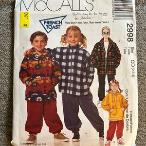 以下が含まれることがあります： 子供服の縫製パターン。パターンは2-3-4サイズで、ジャケットとパンツの作り方の説明が含まれています。パターンはマッコールズ製で、「フレンチトースト」と呼ばれています。