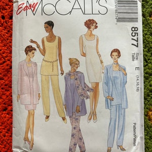 Puede incluir: Un patrón de costura para un vestido y pantalones de mujer. El patrón es para las tallas 14, 16 y 18. El patrón se llama "Easy McCall's" y el número de patrón es 8577.