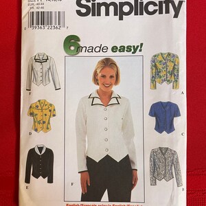 Può includere: Modello di cucito Simplicity numero 8468 per le taglie 14, 16 e 18. Il modello include istruzioni per realizzare sei diverse camicie, tra cui una camicia bianca con colletto nero, una camicia floreale gialla, una camicia blu, una camicia nera, una camicia grigia e una camicia bianca con colletto nero e un fiocco nero.