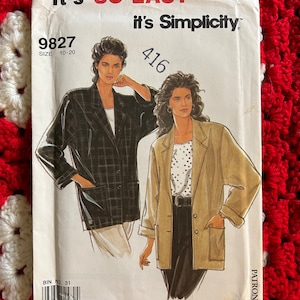 Puede incluir: Un patrón de costura Simplicity para una chaqueta, número de patrón 9827, talla 10-20. El patrón muestra a dos mujeres usando diferentes versiones de la chaqueta, una en tela a cuadros y la otra en tela beige sólida. El patrón se titula "Es tan fácil, es Simplicity".