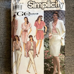 Peut inclure: Patron de couture Simplicity numéro 7118, taille KK (8-14), pour une robe, un pantalon et une veste à porter partout. Le patron présente cinq styles de vêtements différents, dont une robe rose, une veste blanche et une veste à carreaux.