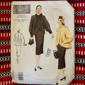 Może przedstawiać: Wzorzec szycia vintage Vogue z 1947 roku, przedstawiający dwa stroje damskie. Pierwszy strój to czarna spódnica z żakietem i muszką, a drugi to żółta kurtka z czarną spódnicą. Numer wzoru to 2444.