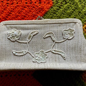 Bolso clutch de color champán vintage de los años 1950 con lentejuelas iridiscentes y bolso de noche de cuentas de semillas blancas