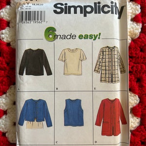 以下が含まれることがあります： Simplicity ソーイングパターン番号 7381、サイズ Y 18、20、22、米国サイズ 44-48、フランスサイズ 46-50。このパターンには、5 つの異なるデザインが含まれています。黒の長袖トップ、ベージュの半袖トップ、チェック柄ジャケット、ブルーのノースリーブトップ、レッドジャケット。