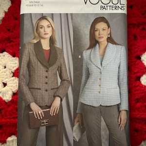 Op de afbeelding: Vogue Patterns naaipatroon voor een blazer, met twee verschillende stijlen. Het patroonnummer is R11908 en de maat is voor damesmaten 6-8-10-12-14.